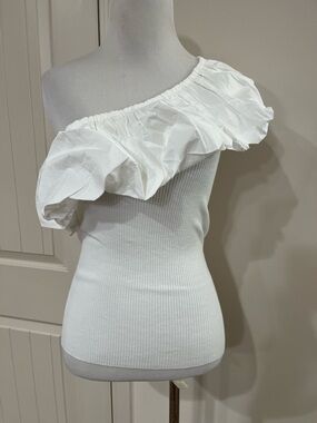 Marie Oliver White Ruffled Knit Top with Gold Logo Tag